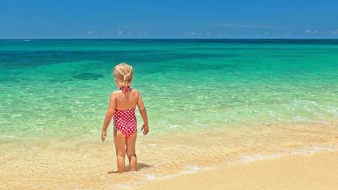 海边沙滩上玩耍的儿童图片