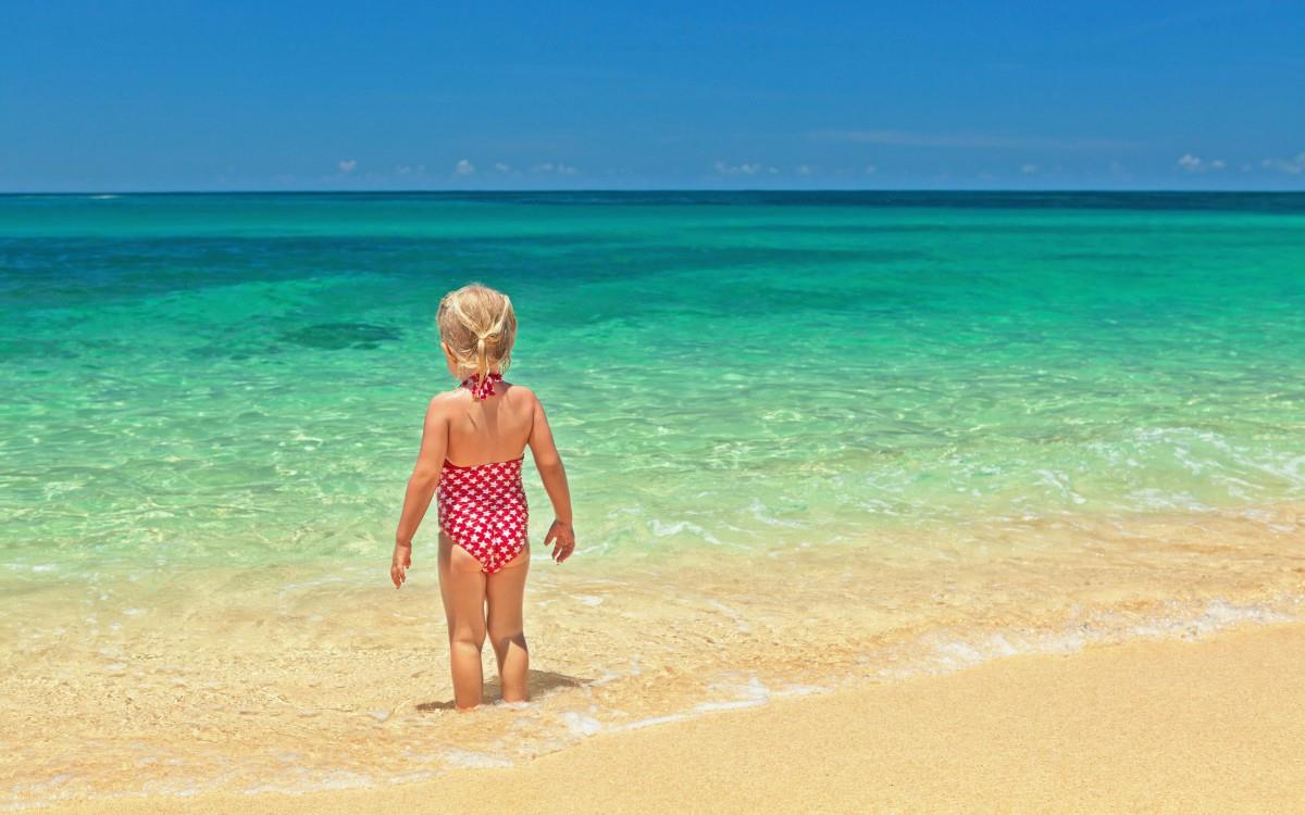 海边沙滩上玩耍的儿童图片