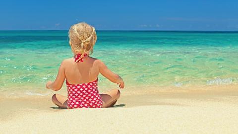 海边沙滩上玩耍的儿童图片