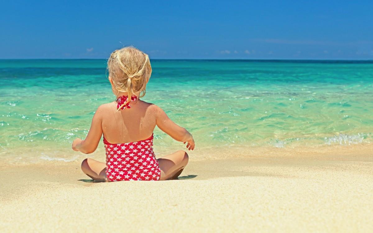 海边沙滩上玩耍的儿童图片