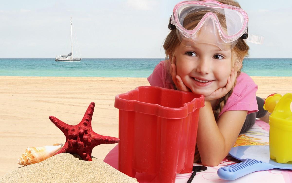 海边沙滩上玩耍的儿童图片