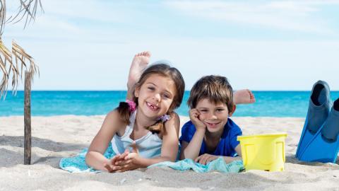 海边沙滩上玩耍的儿童图片