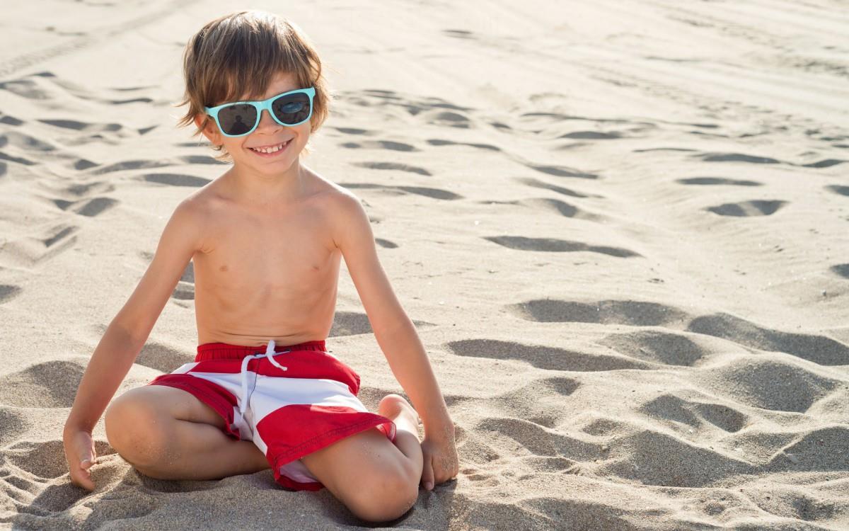 海边沙滩上玩耍的儿童图片