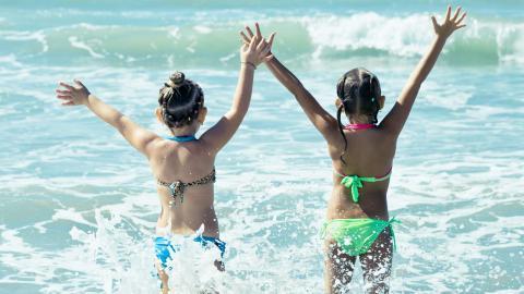 海边沙滩上玩耍的儿童图片