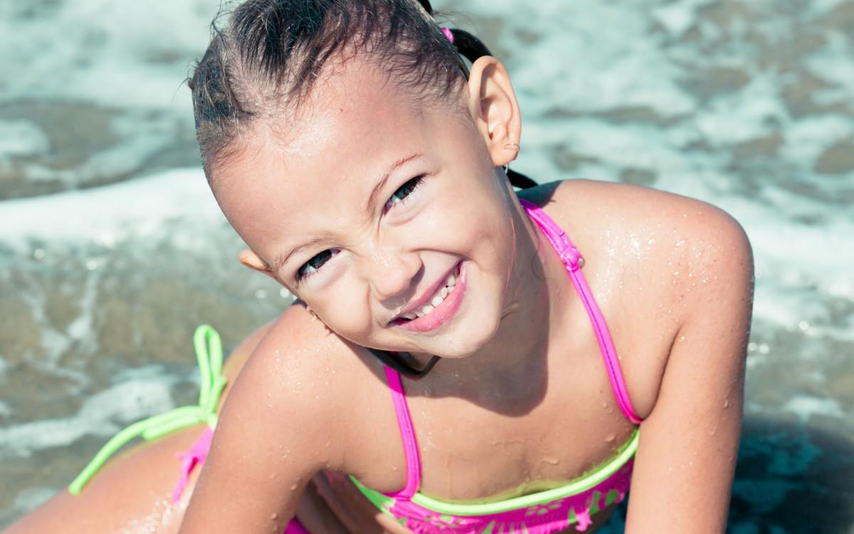 海边沙滩上玩耍的儿童图片