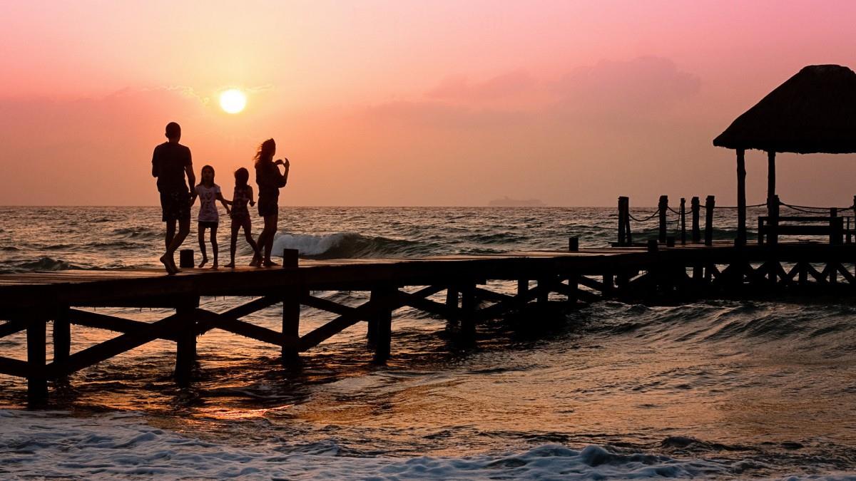 逆光人像剪影图片