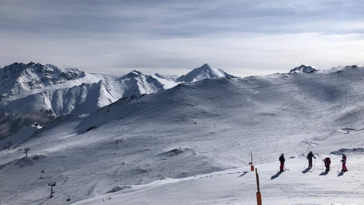 天然雪山滑雪场图片