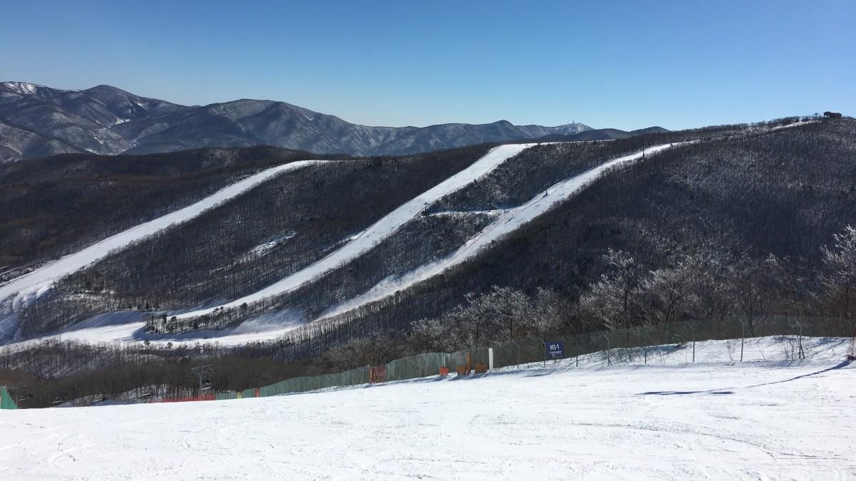 天然雪山滑雪场图片