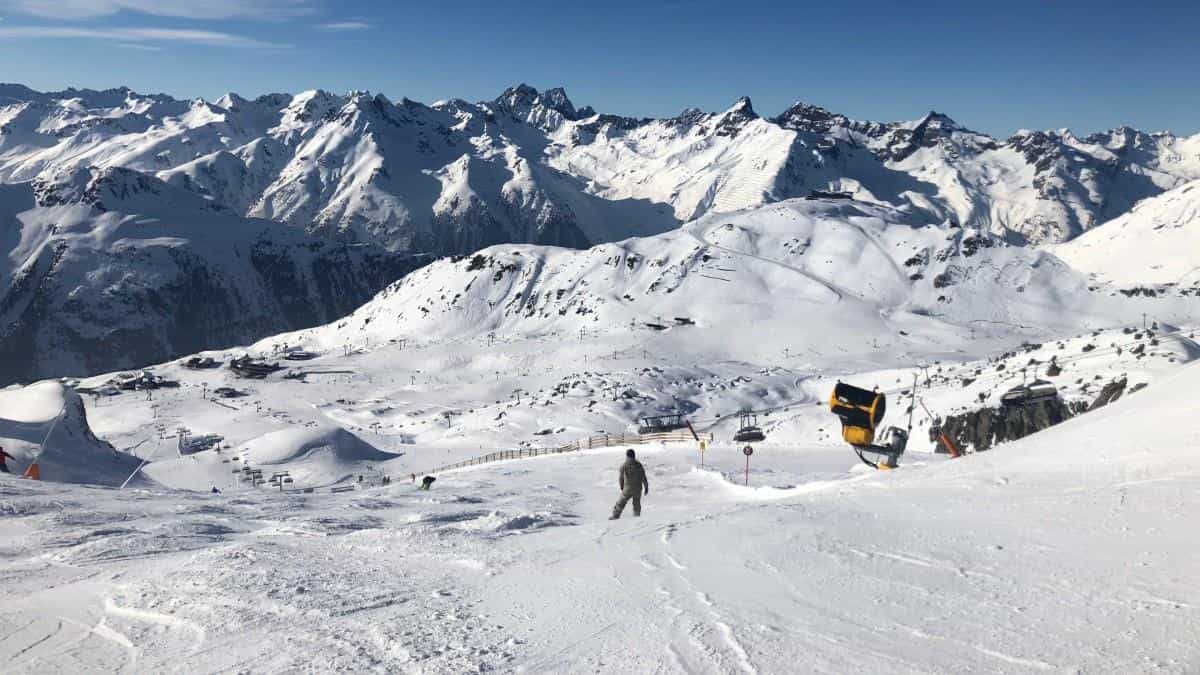 天然雪山滑雪场图片
