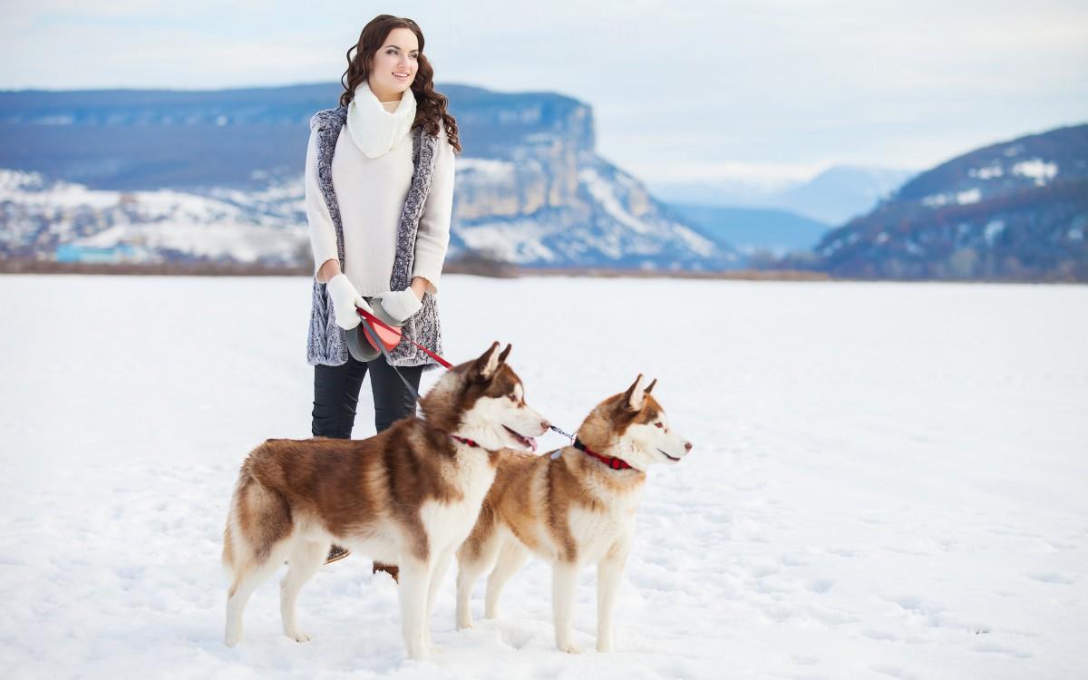 美女与狗玩耍图片