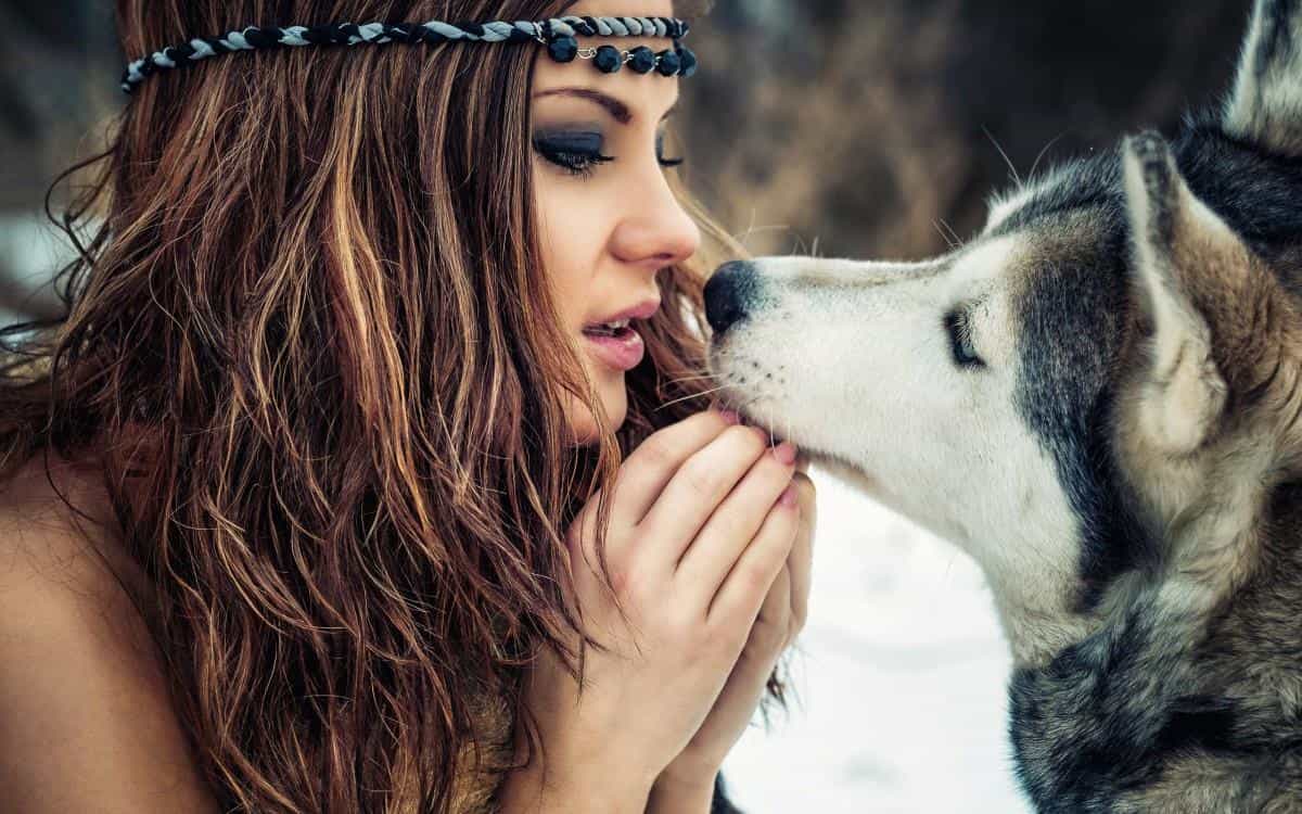 美女与狗玩耍图片