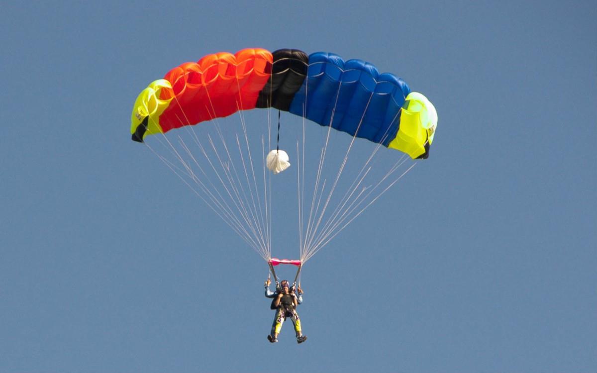 滑翔伞极限运动图片