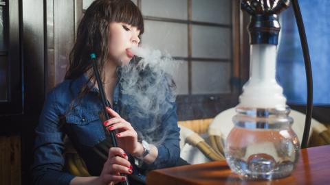 美丽女性抽烟图片