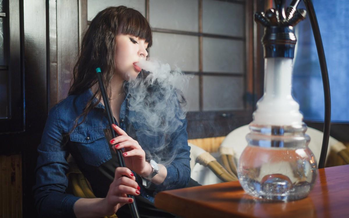 美丽女性抽烟图片