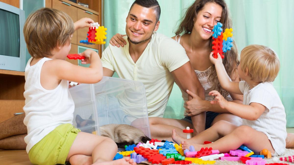 幸福家庭父母孩子玩耍图片