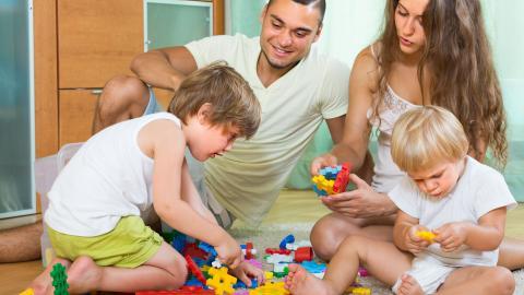 幸福家庭父母孩子玩耍图片