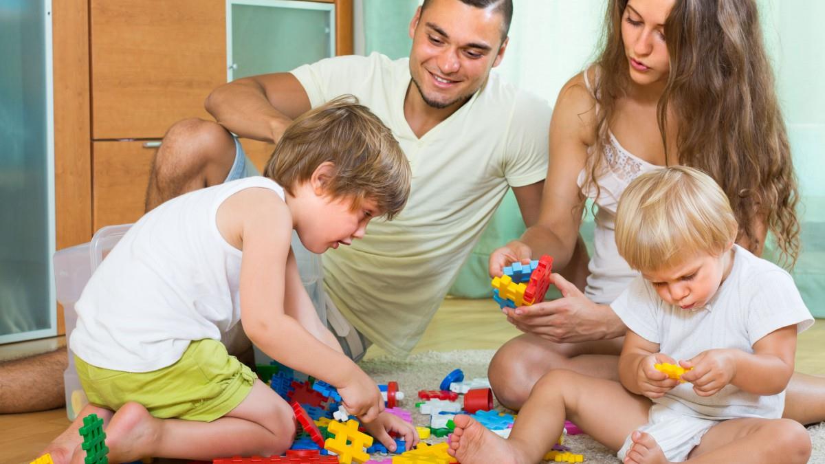 幸福家庭父母孩子玩耍图片