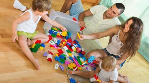 幸福家庭父母孩子玩耍图片