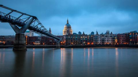 伦敦千禧桥夜景图片