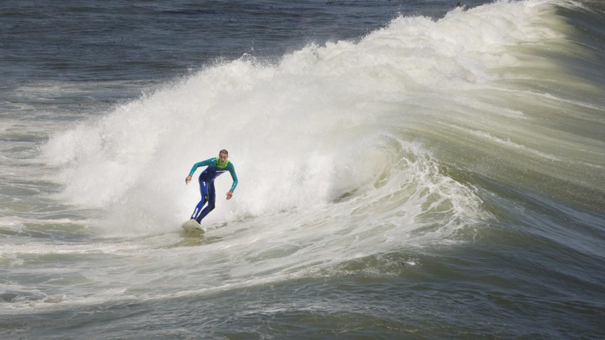 刺激的海上冲浪运动图片