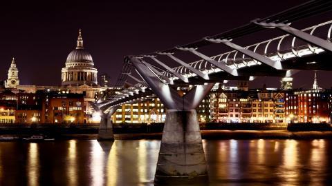 伦敦千禧桥夜景图片