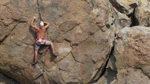 高空攀岩运动图片
