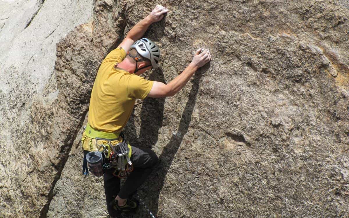 高空攀岩运动图片