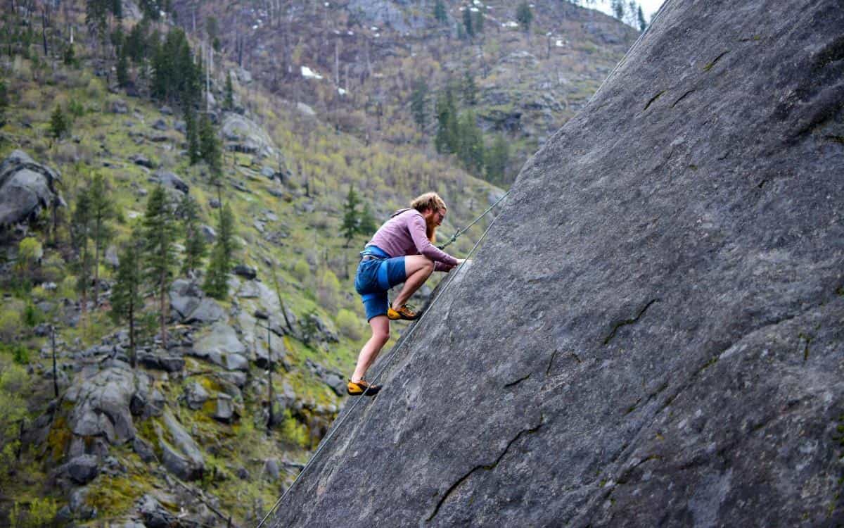 高空攀岩运动图片