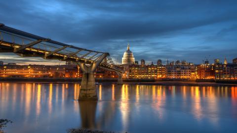 伦敦千禧桥夜景图片