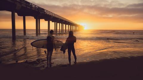 唯美的海边冲浪运动图片
