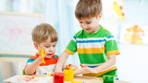 儿童快乐玩耍的图片