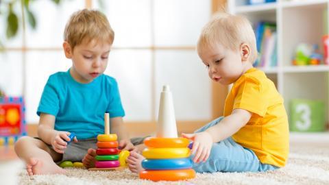 儿童快乐玩耍的图片