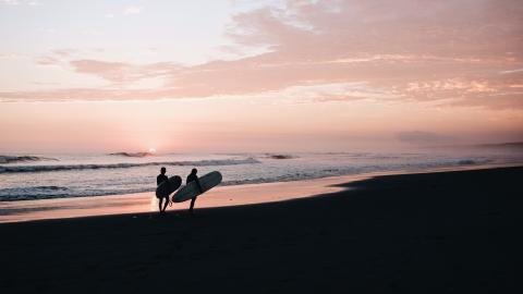 唯美的海边冲浪运动图片