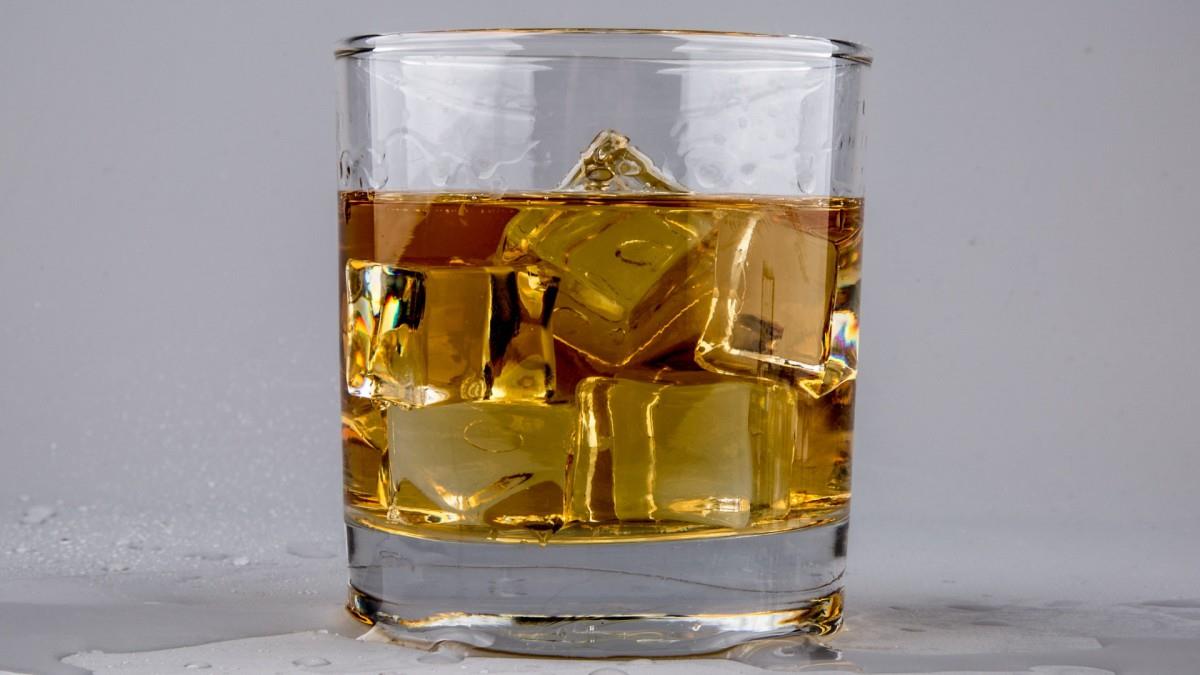 清凉冰块威士忌图片