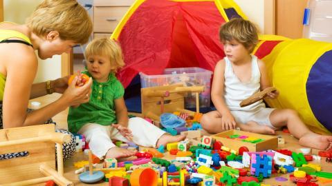 儿童快乐玩耍的图片