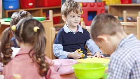 儿童快乐玩耍的图片