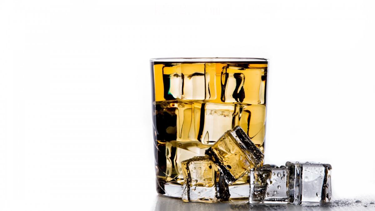清凉冰块威士忌图片