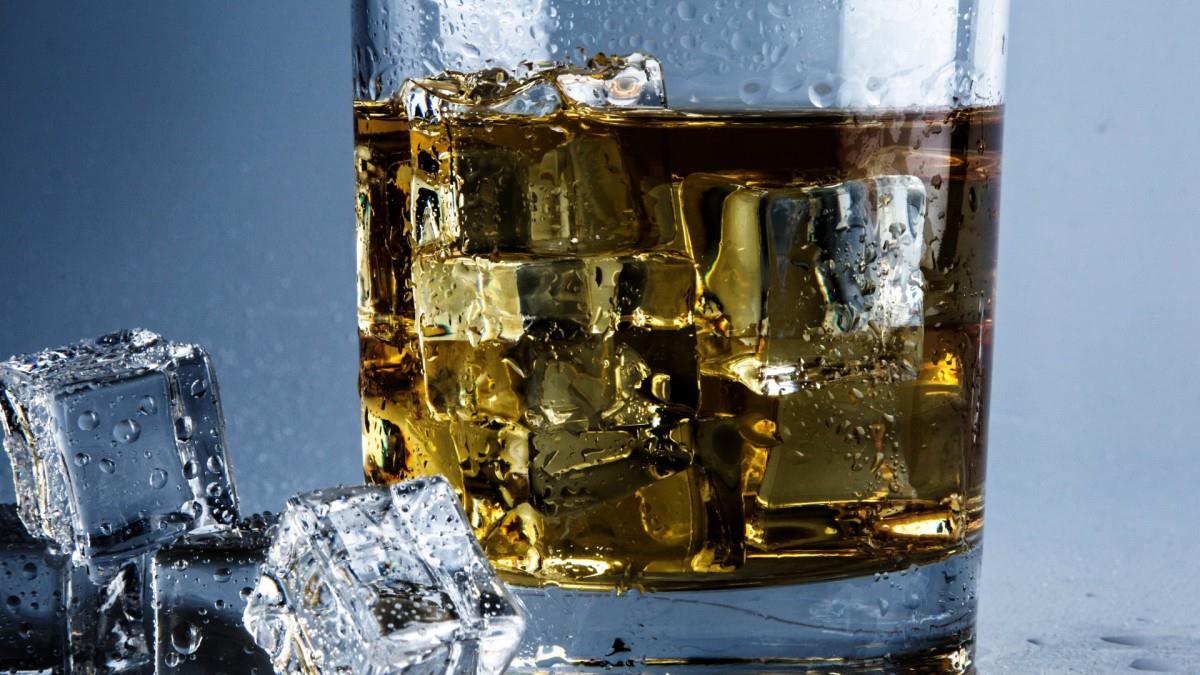 清凉冰块威士忌图片