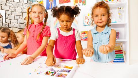 儿童快乐玩耍的图片