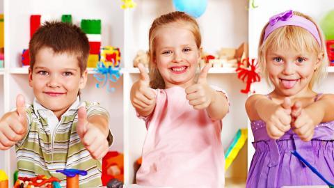 儿童快乐玩耍的图片