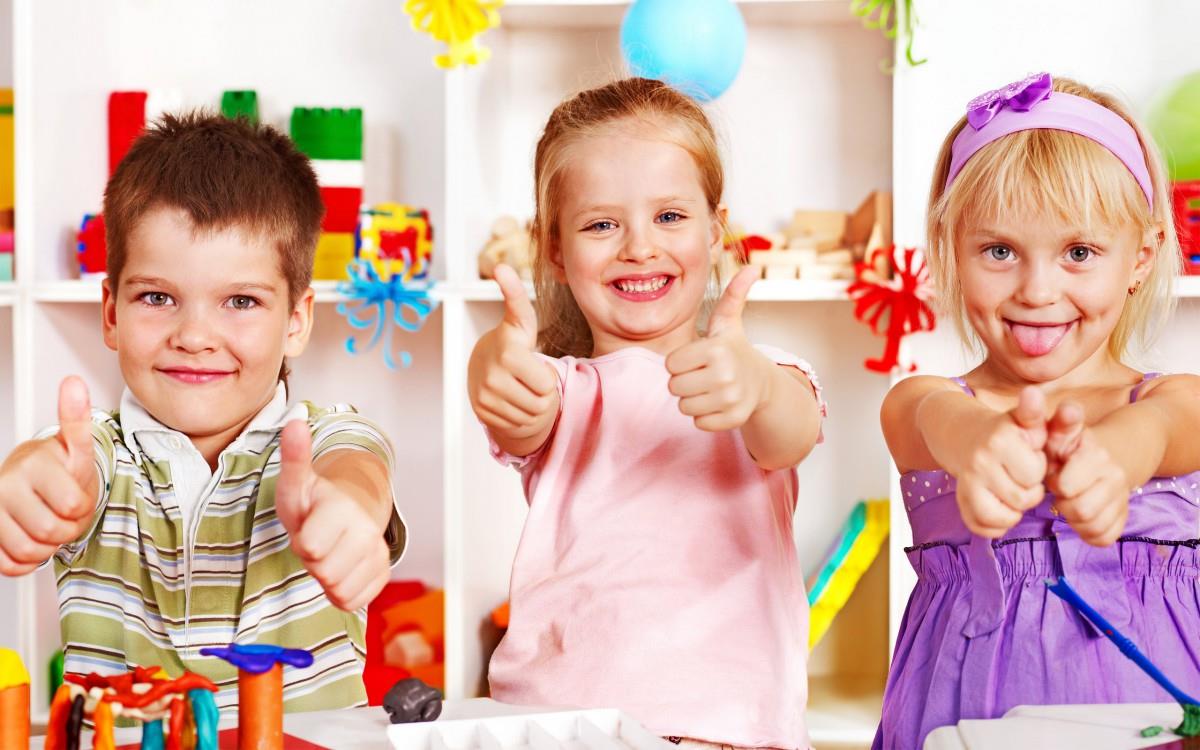 儿童快乐玩耍的图片