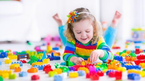 儿童快乐玩耍的图片