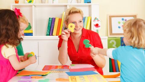 儿童快乐玩耍的图片