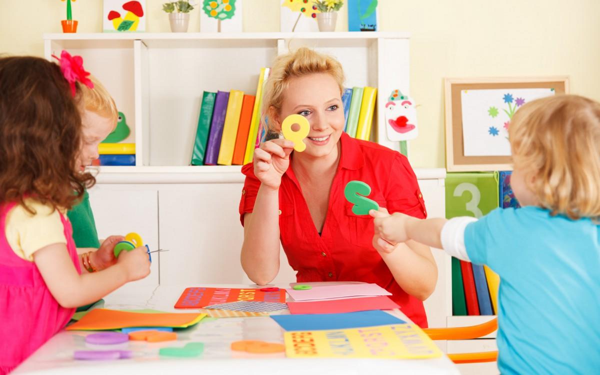 儿童快乐玩耍的图片