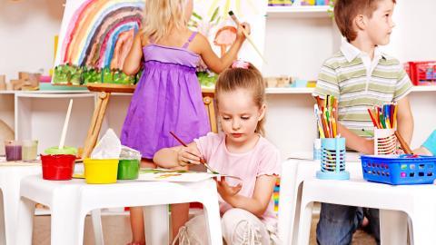 儿童快乐玩耍的图片