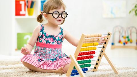 儿童快乐玩耍的图片