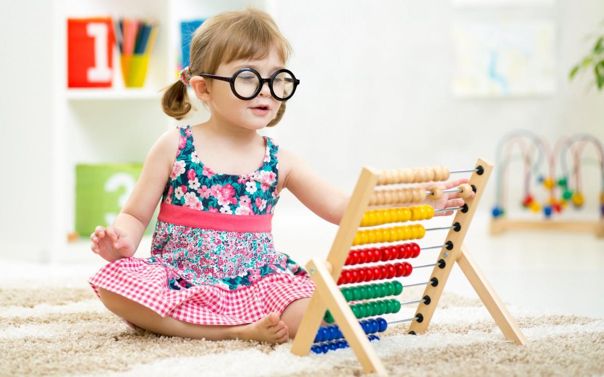 儿童快乐玩耍的图片