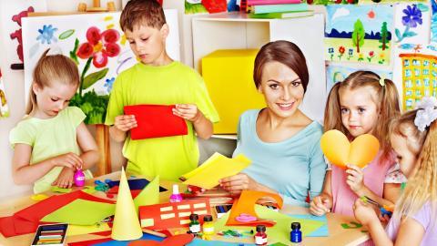 儿童快乐玩耍的图片