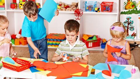 儿童快乐玩耍的图片