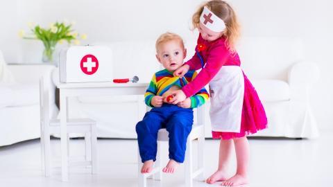 儿童快乐玩耍的图片